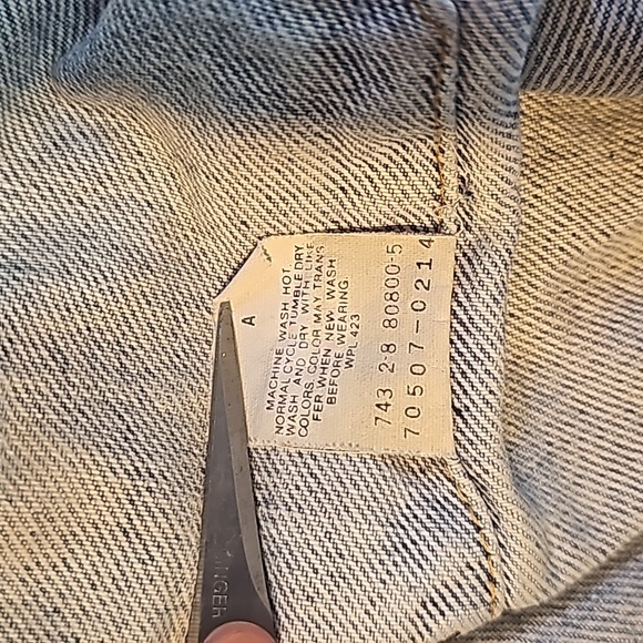Vintage 90s Levi's Jean Jacket - Picture 16 of 16